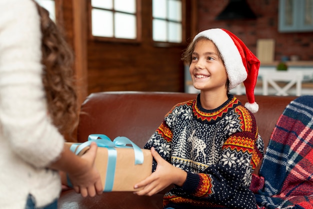 Primer plano lindo niño recibiendo regalo