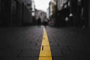 Foto gratuita primer plano de una línea amarilla en la calle