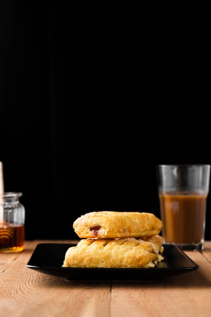 Primer plano lleno de pasteles de desayuno