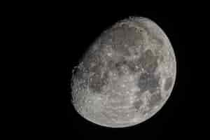 Foto gratuita primer plano de la luna menguante creciente con cráteres visibles y el mar de la tranquilidad