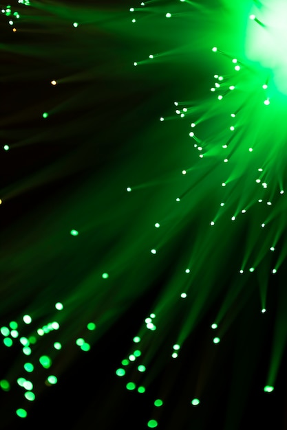 Primer plano de luz de fibra óptica en verde