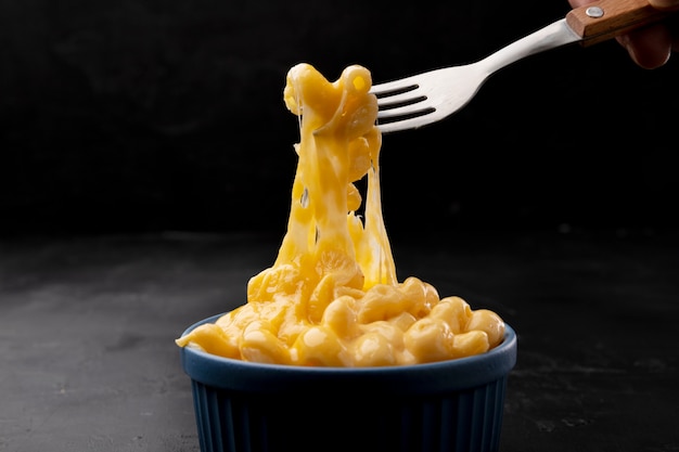 Primer plano de macarrones con queso derretidos