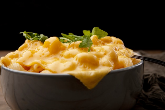 Foto gratuita primer plano de macarrones con queso derretidos