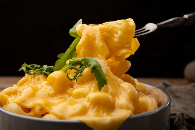 Primer plano de macarrones con queso derretidos