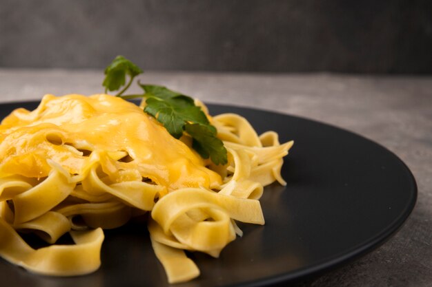 Primer plano de macarrones con queso derretidos