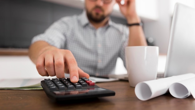 Primer plano macho adulto trabajando desde casa