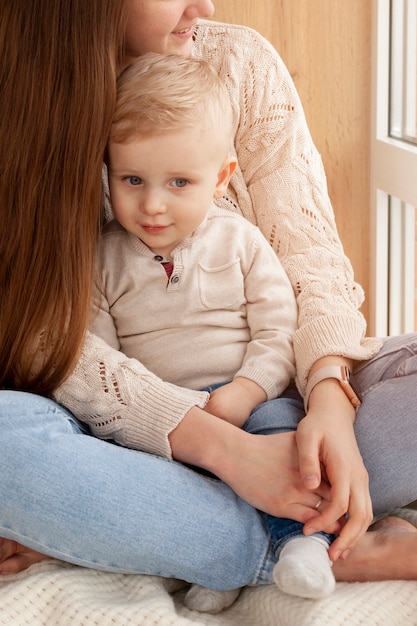 Primer plano, madre, abrazar, hijo