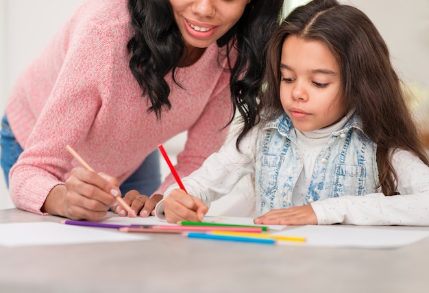 Primer plano madre ayudando a hija