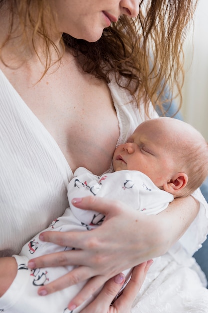 Foto gratuita primer plano de la madre con el bebé en el brazo