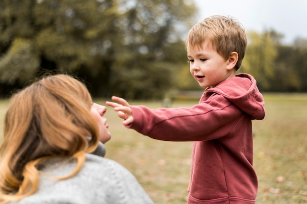 Primer plano, madre e hijo, juego