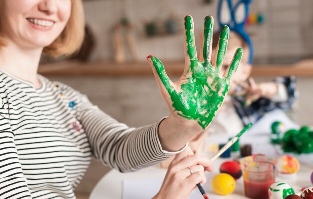 Primer plano madre feliz con pintado a mano para pascua