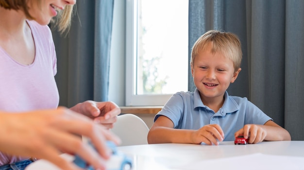 Primer plano, madre, juego, con, hijo