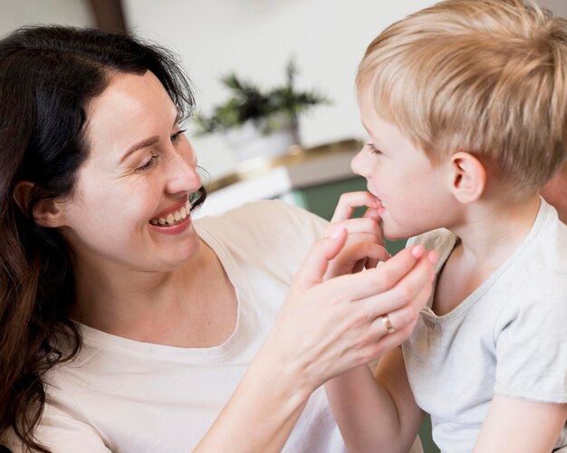 Primer plano, madre y niño pequeño