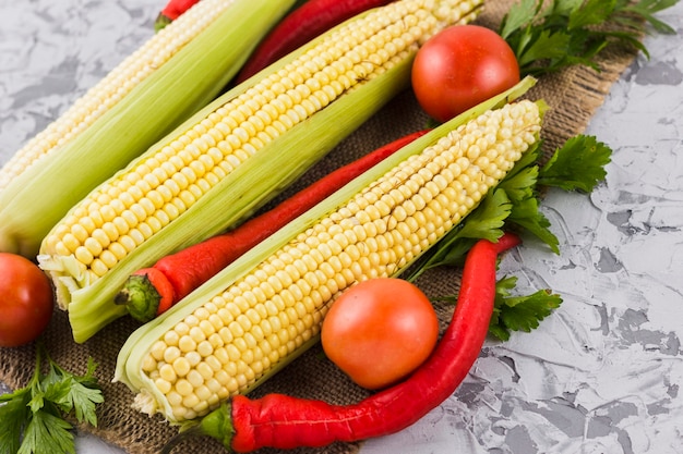 Primer plano de maíz y verduras