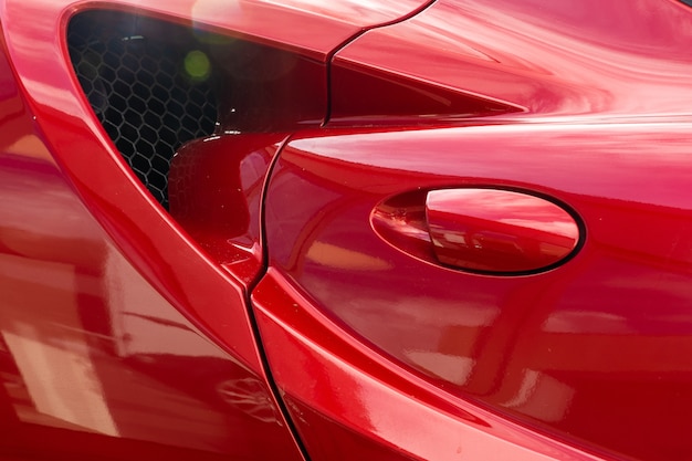 Primer plano de la manija de la puerta de un coche rojo moderno