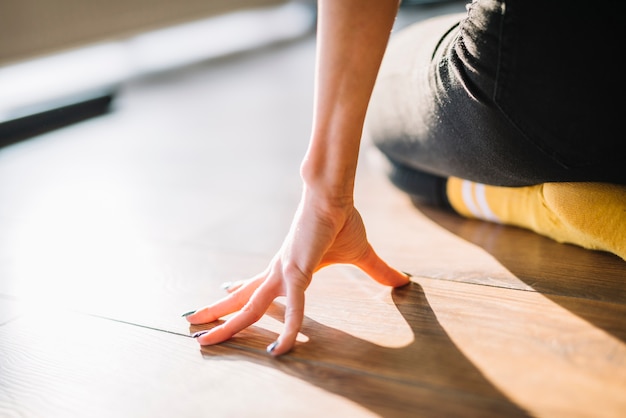 Primer plano de mano de bailarina en el suelo