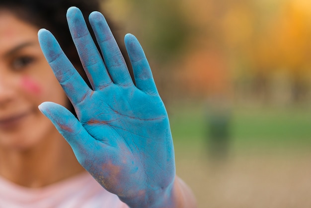 Primer plano de mano coloreada para holi