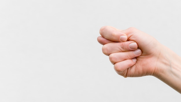 Primer plano de la mano comunicando a través del lenguaje de señas