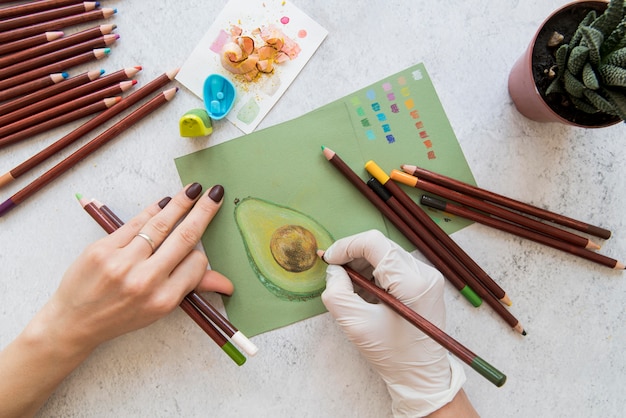 Primer plano mano dibujo aguacate