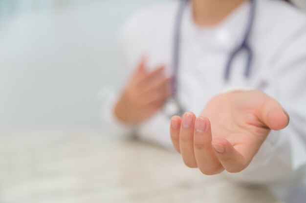 Primer plano de la mano de una doctora