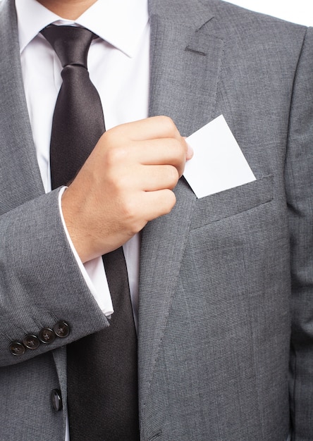 Primer plano de la mano del ejecutivo cogiendo una tarjeta en blanco
