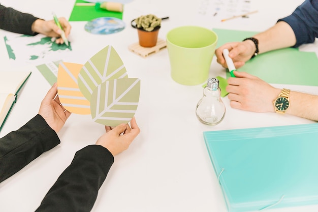 Primer plano de la mano de un empresario con icono de eco