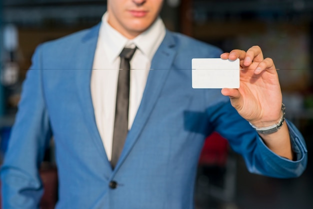 Primer plano de la mano de un empresario que muestra la tarjeta de visita en blanco