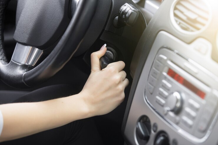 Foto gratuito primer plano de la mano femenina ajustar un espejo retrovisor