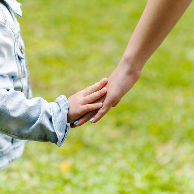 Primer plano de la mano de hermano y hermana