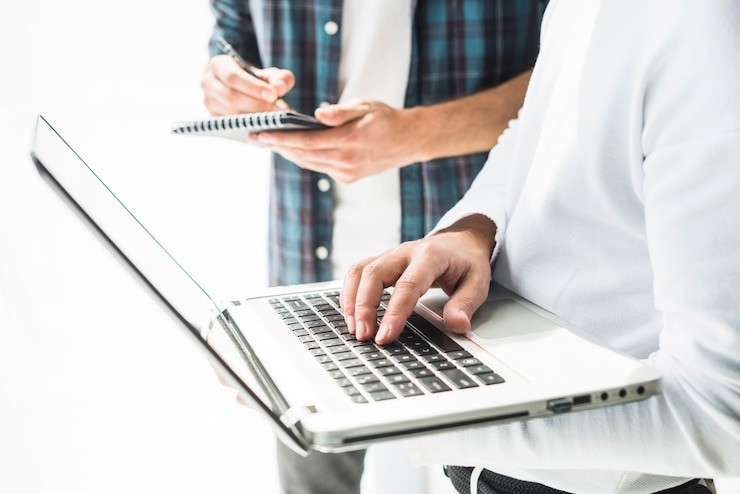 Foto gratuito primer plano de la mano de un hombre de negocios usando laptop