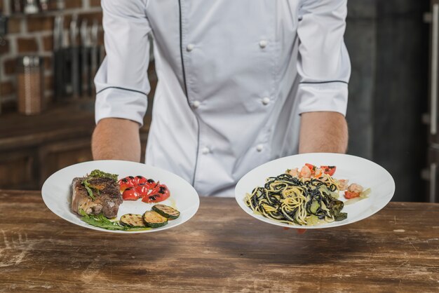 Primer plano de la mano del hombre que presenta su deliciosa comida en un plato