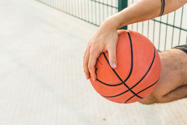 Foto gratuita primer plano de la mano de un hombre sosteniendo baloncesto
