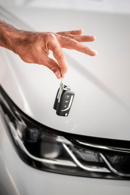 Primer plano mano llaves del coche