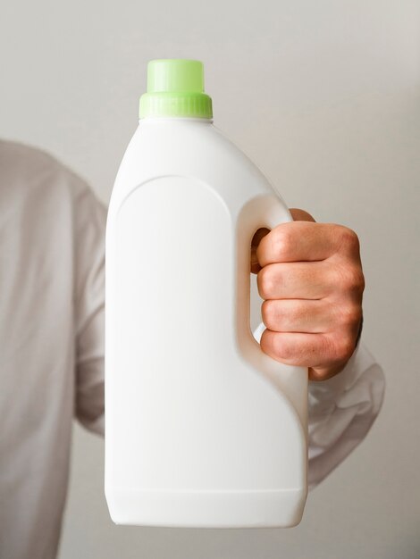 Primer plano de mano maqueta de botella de detergente