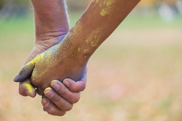 Foto gratuita primer plano de la mano mientras está cubierto de pintura