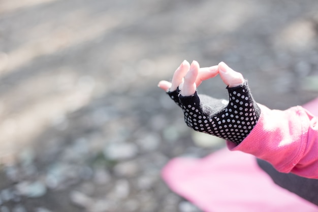Foto gratuita primer plano de mano de muchacha en pose de yoga