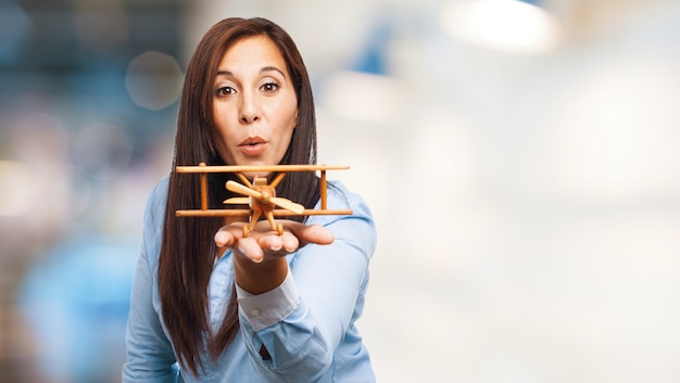 Foto gratuita primer plano de la mano de la mujer con un avión pequeño