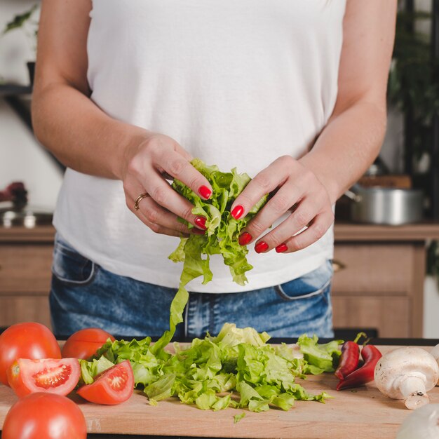 Primer plano de mano de mujer con lechuga en las manos