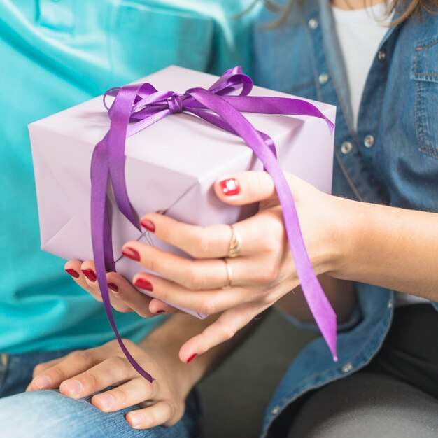 Primer plano de la mano de una mujer con regalo de San Valentín