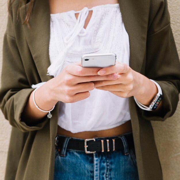 Primer plano de la mano de una mujer con smartphone