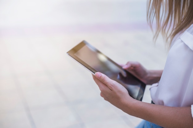 Primer plano de la mano de una mujer con tableta digital