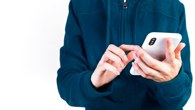 Primer plano de la mano de una mujer con teléfono móvil