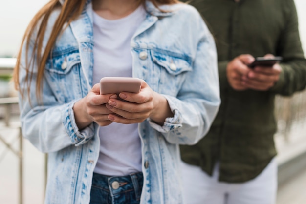 Primer plano de la mano de la mujer mediante teléfono móvil