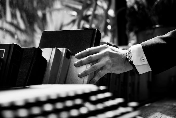 Foto gratuito primer plano de la mano para obtener un libro