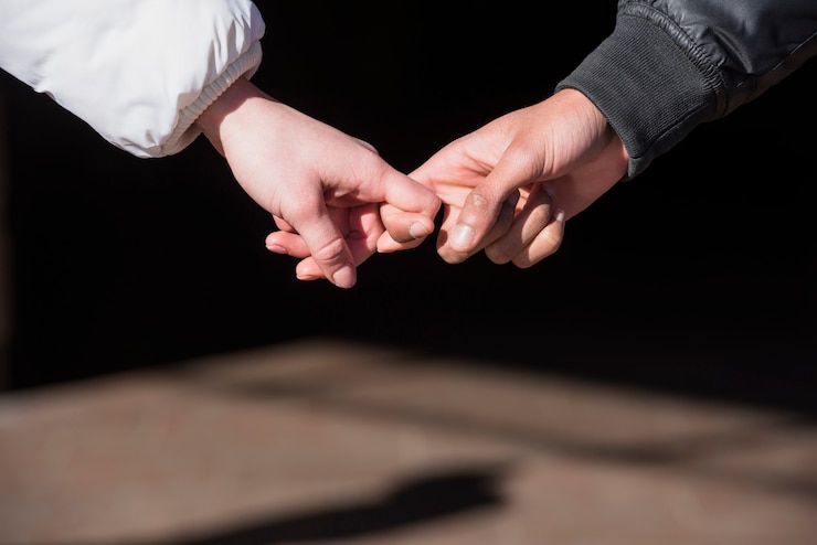 Foto gratuito primer plano de la mano de la pareja cogidos de los dedos