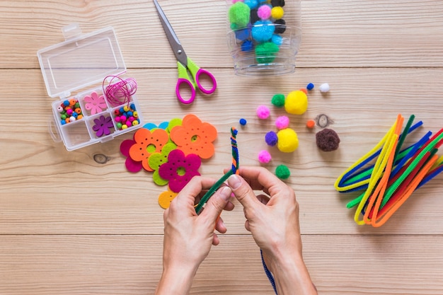 Foto gratuita primer plano de la mano de una persona haciendo joyas hechas a mano