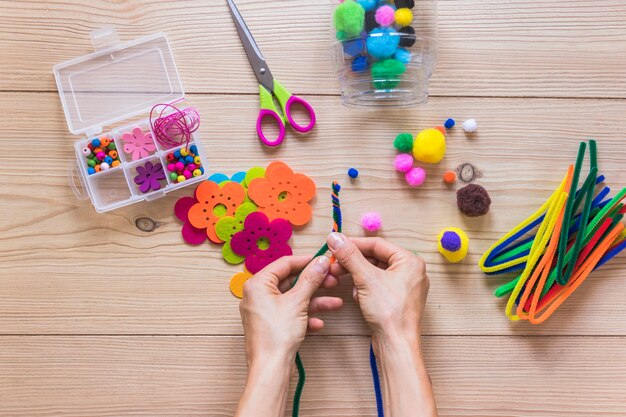 Primer plano de la mano de una persona haciendo joyas hechas a mano