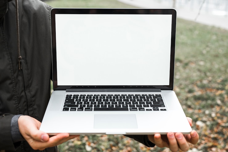 Foto gratuito primer plano de la mano de una persona que muestra una tableta digital con pantalla blanca en el exterior