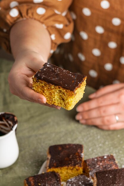 Primer plano mano sosteniendo delicioso pastel