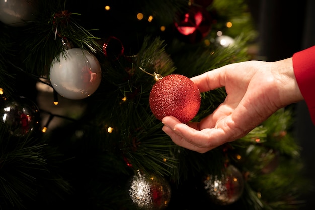 Primer plano mano sujetando la bola de Navidad